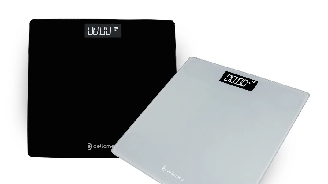 Duas balanças digitais corporais, uma preta e outra branca, com visor iluminado