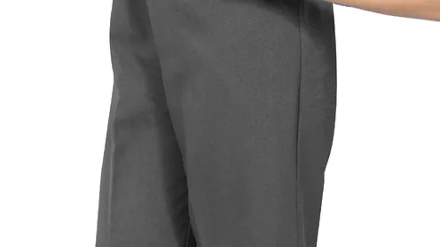 Calça adaptada preta com abertura lateral e modelagem confortável