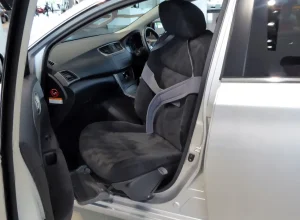Assento automotivo adaptado voltado para a porta para facilitar a transferência