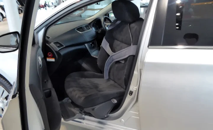 Assento automotivo adaptado voltado para a porta para facilitar a transferência
