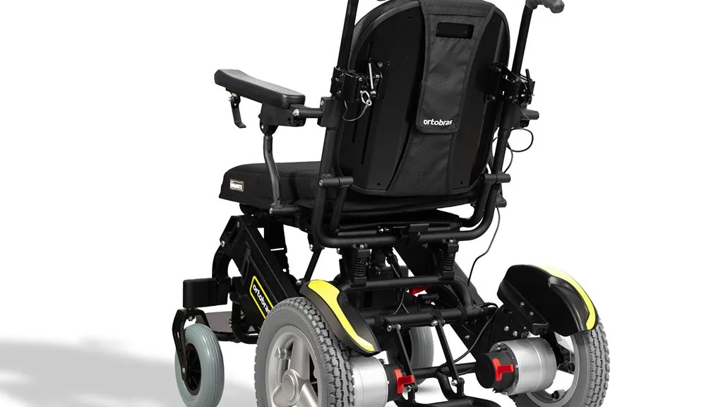 Cadeira de rodas motorizada Ortobras E20 vista pela parte traseira