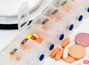 Organizador semanal de medicamentos com comprimidos separados por dia