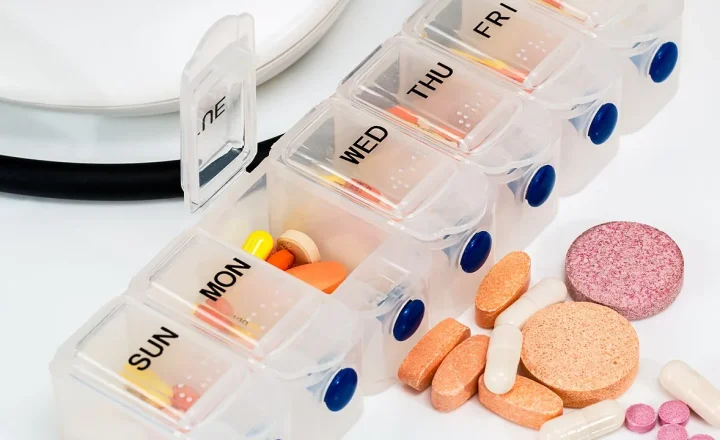 Organizador semanal de medicamentos com comprimidos separados por dia