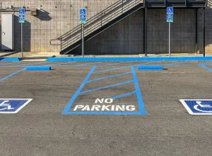 Vagas reservadas para pessoas com deficiência em um estacionamento