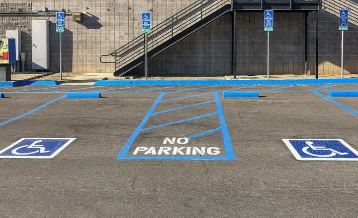 Vagas reservadas para pessoas com deficiência em um estacionamento