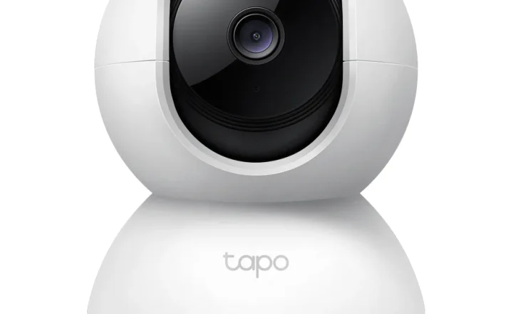 Câmera interna TP-Link Tapo C210 em fundo claro