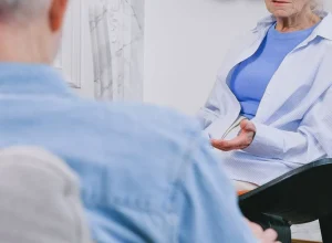 Ansiedade em idosos: pessoa idosa em conversa de acolhimento