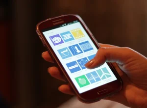 Pessoa usando um celular para acessar serviços digitais
