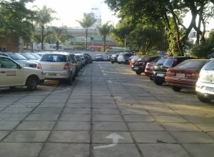 Vaga de estacionamento em área urbana, imagem de referência para credencial de pessoa idosa