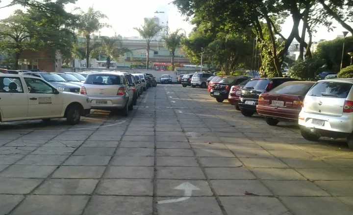 Vaga de estacionamento em área urbana, imagem de referência para credencial de pessoa idosa