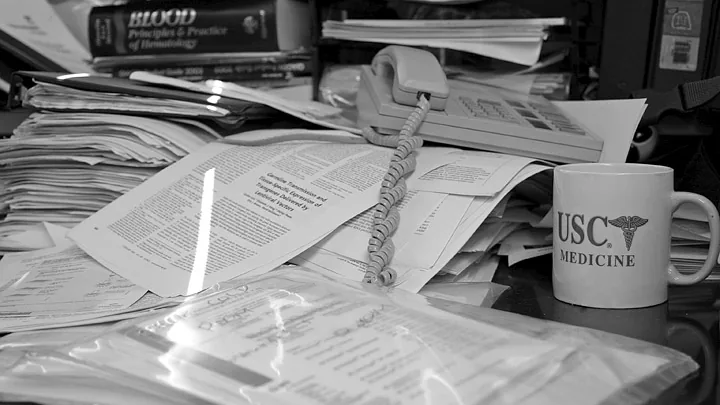 Papéis e documentos sobre uma mesa, ilustrando a organização necessária para solicitar o saque do FGTS