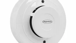 Detector de gás GLP e gás natural Segurimax, vista em ângulo para mostrar a carcaça