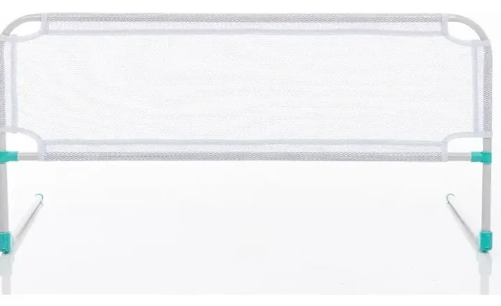 Grade lateral para cama com tela de proteção, vista frontal.