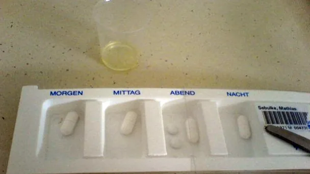 Dispensador diário de medicamentos com compartimentos identificados por horários
