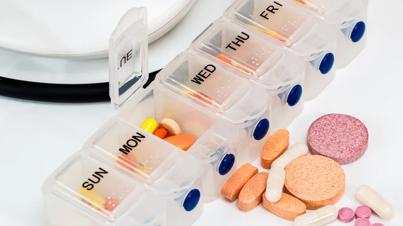Organizador semanal de medicamentos com divisórias por dia