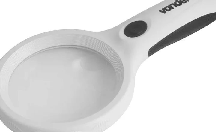Lupa manual com LED Vonder para ampliar pequenos detalhes