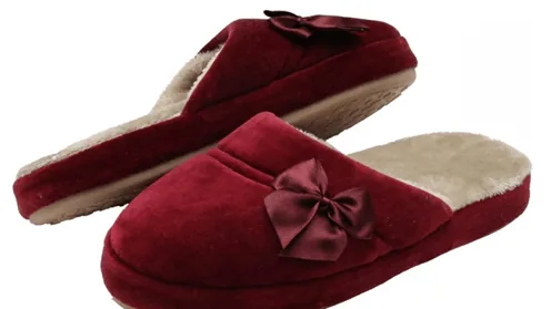 Pantufa bordô com forro de pelo e sola visível