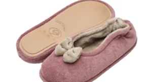 Pantufa bordô com forro de pelo e sola visível