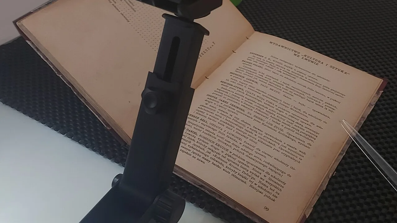 Suporte articulado prendendo um celular em uma garra