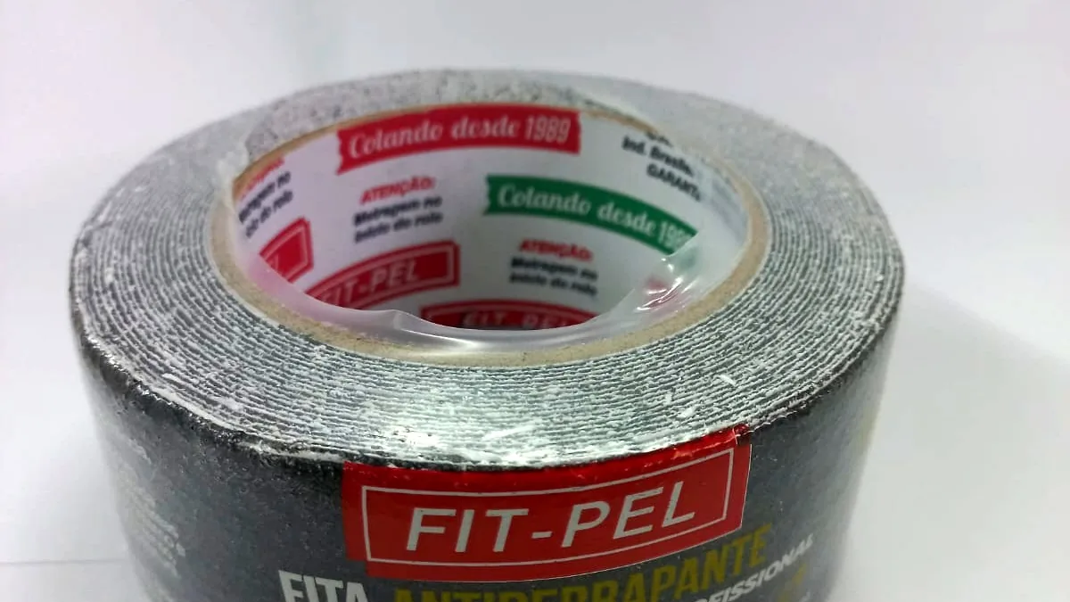Rolo real de fita antiderrapante preta com superfície abrasiva