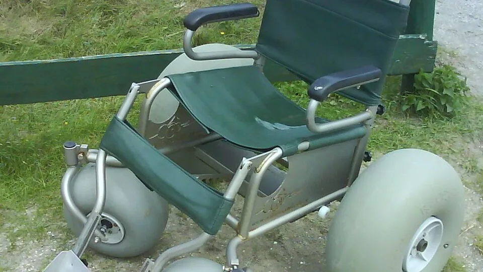 Cadeira de rodas com rodas largas e pneus volumosos em ambiente externo