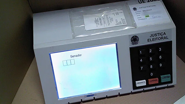 Urna eletrônica brasileira em uma seção de votação