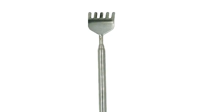 Detalhe da cabeça de um coçador de costas retrátil de metal