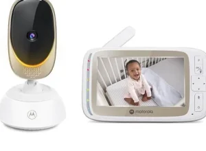 Babá eletrônica Motorola VM85 Connect com câmera e monitor portátil sobre fundo branco.