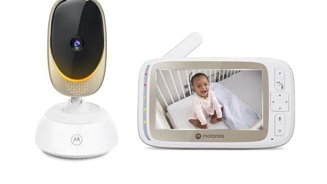Babá eletrônica Motorola VM85 Connect com câmera e monitor portátil sobre fundo branco.