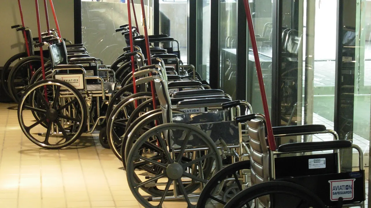Cadeiras de rodas disponíveis em área de aeroporto para assistência a passageiros