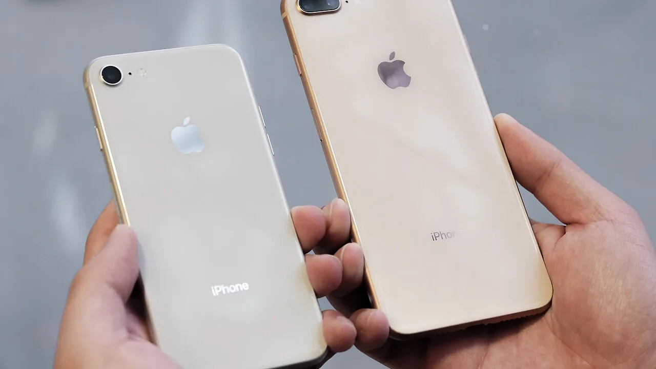 Dois iPhones de tamanhos diferentes segurados pelas mãos