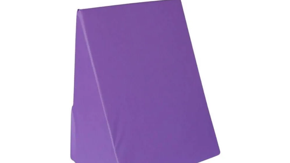 Travesseiro triangular de espuma com capa roxa