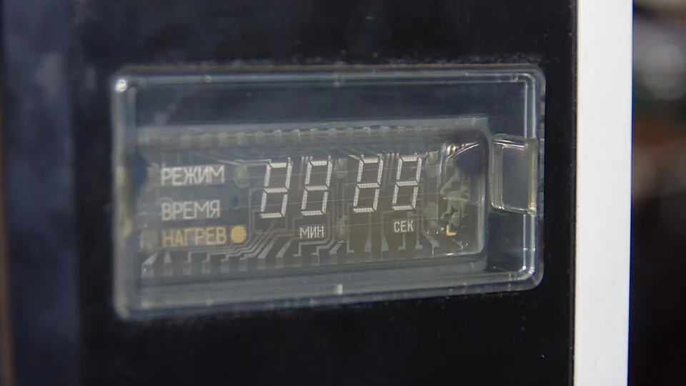 Detalhe de visor digital de micro-ondas com números iluminados