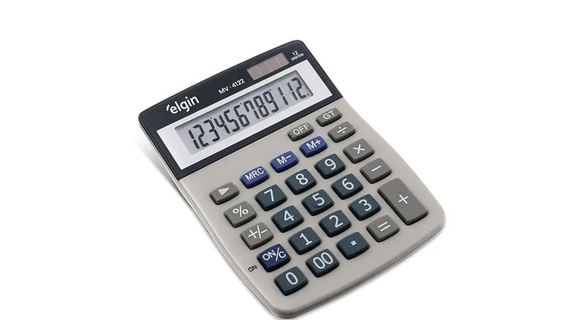 Vista inclinada de calculadora de mesa com visor LCD e teclado amplo