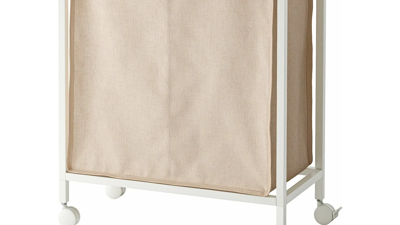 Detalhe de cesto de roupa com estrutura e rodízios