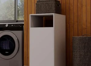 Armário organizador com cesto de roupas e rodinhas em uma lavanderia