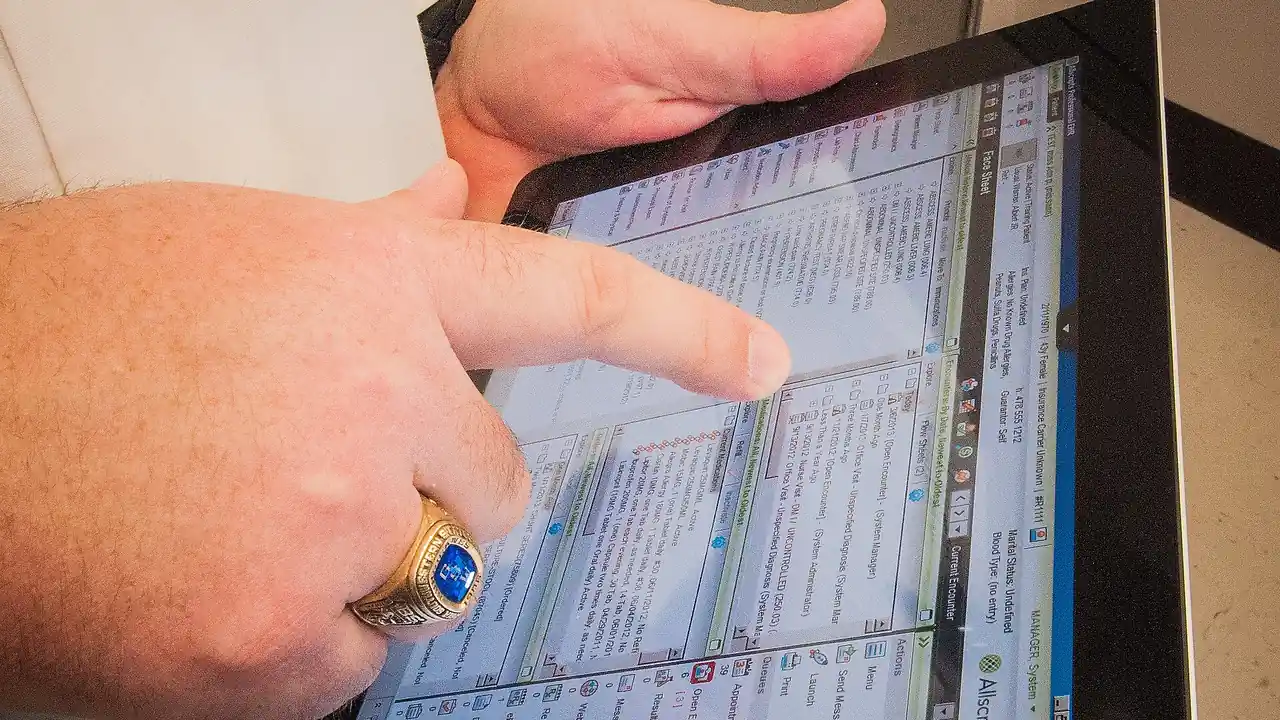 Pessoa consultando informações de saúde em um computador