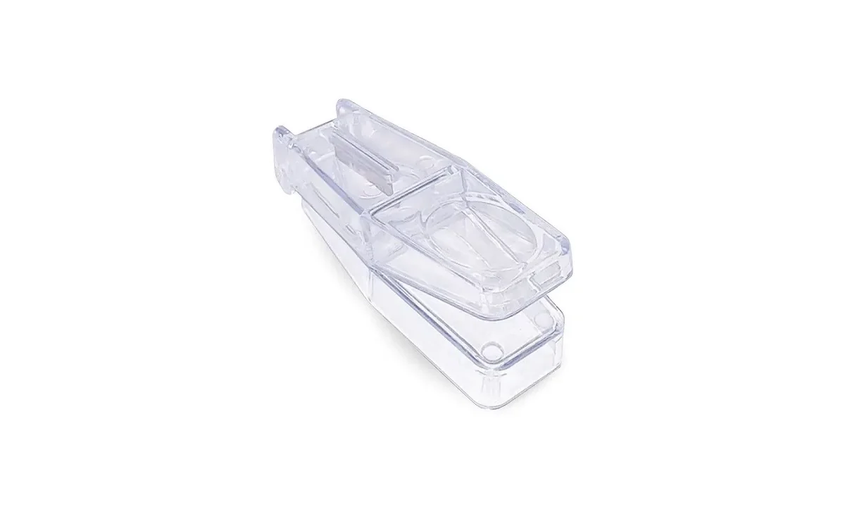 Cortador de comprimidos cristal transparente 3B sobre fundo branco