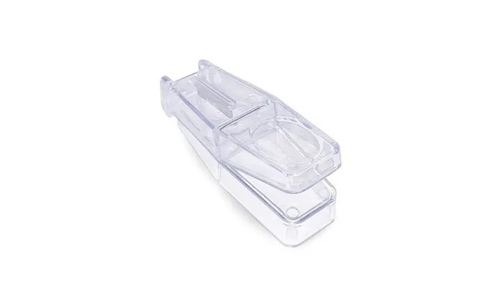 Cortador de comprimidos cristal transparente 3B sobre fundo branco