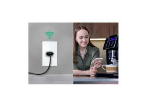Tomada inteligente Intelbras ETS 1001 em uma parede
