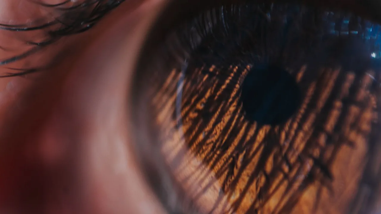 Detalhe de olho humano em close, imagem editorial para explicar por que a dor ocular merece atenção.