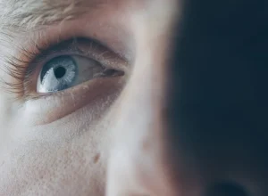 Olho humano em close, usado para ilustrar o tema da dor ocular em pessoas idosas.