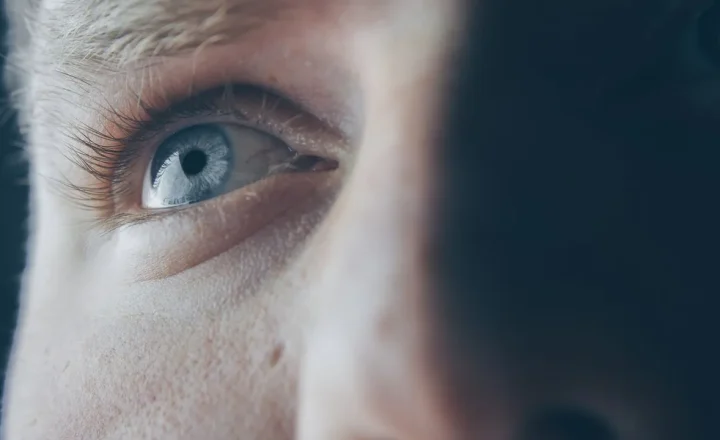 Olho humano em close, usado para ilustrar o tema da dor ocular em pessoas idosas.