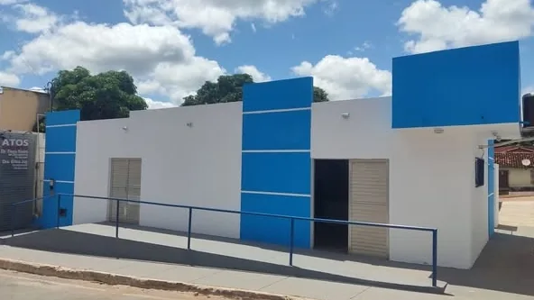 Fachada de uma farmácia com rampa de acesso na entrada
