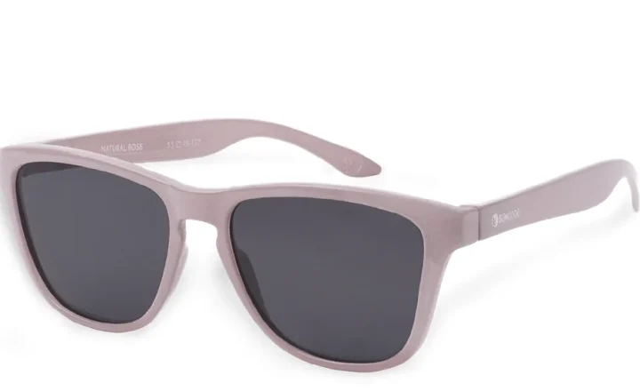 Óculos de sol com armação rosa e lentes escuras, vistos em três quartos