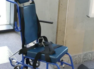 Cadeira de rodas de transporte em área de aeroporto