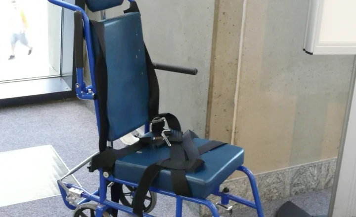 Cadeira de rodas de transporte em área de aeroporto