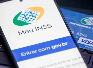 Aplicativo Meu INSS aberto na tela de um celular, com a opção de entrar com gov.br