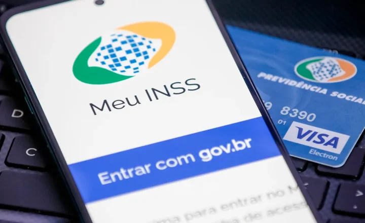 Aplicativo Meu INSS aberto na tela de um celular, com a opção de entrar com gov.br