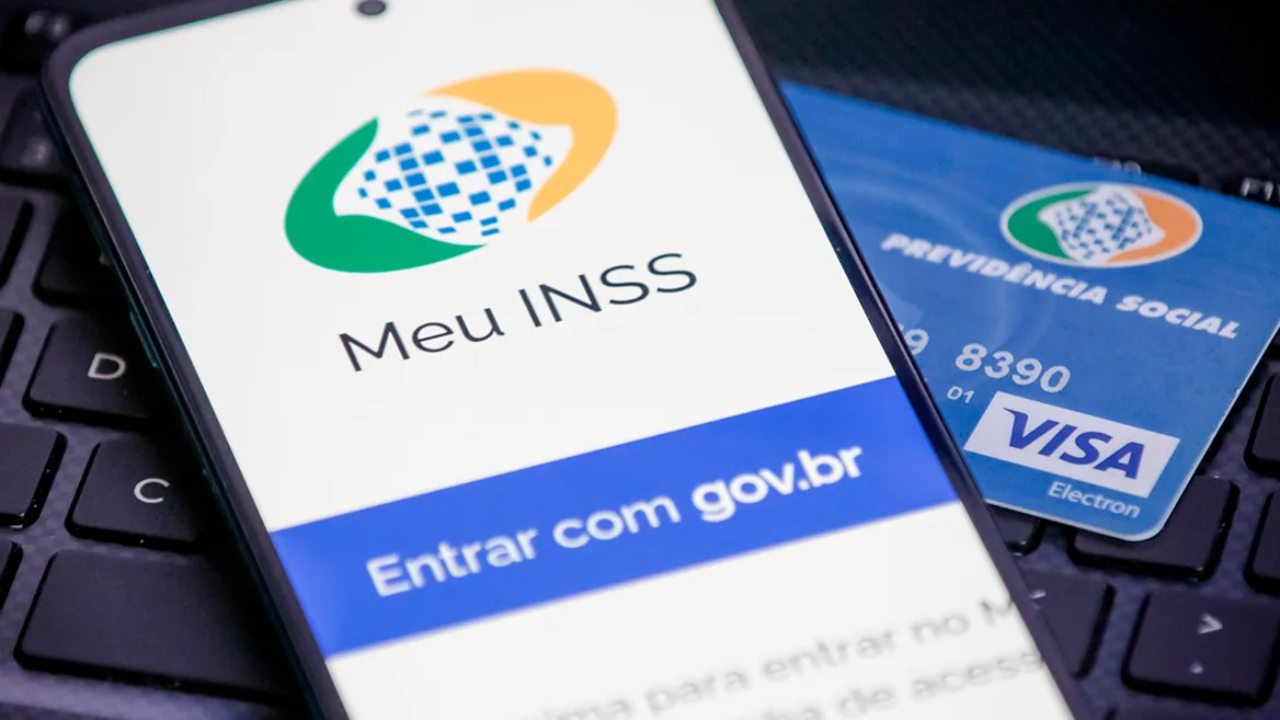 Aplicativo Meu INSS aberto na tela de um celular, com a opção de entrar com gov.br
